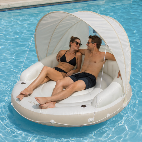 Bouée de piscine blanche avec auvent d’ombrage et couverture en dôme dans une piscine