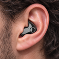 Écouteur de sommeil ultra-fin noir et gris dans l’oreille, vue de profil