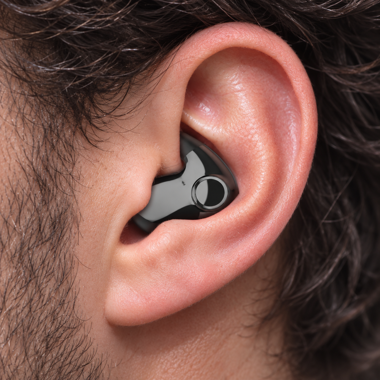 Écouteur de sommeil ultra-fin noir et gris dans l’oreille, vue de profil