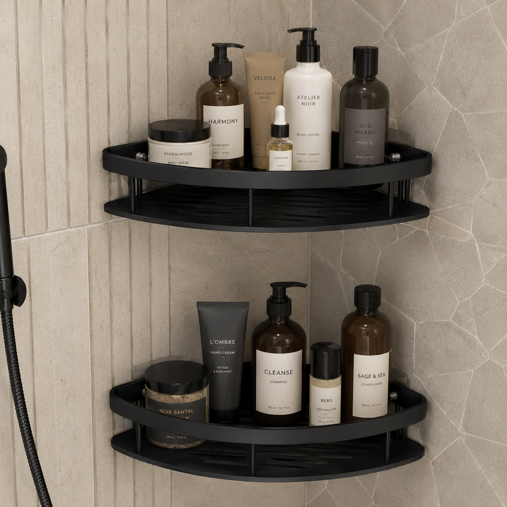 Étagère de douche incurvée en aluminium noir à deux niveaux fixée sur un mur carrelé beige, contenant des flacons et des pots de salle de bain
