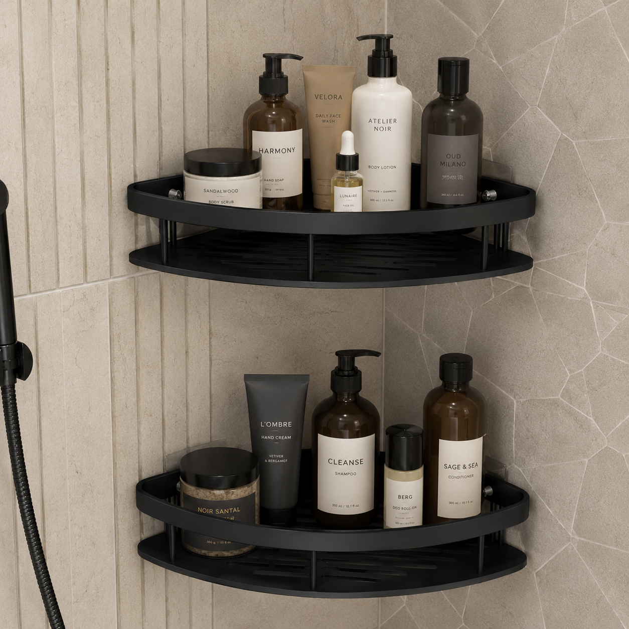 Étagère de douche incurvée en aluminium noir à deux niveaux fixée sur un mur carrelé beige, contenant des flacons et des pots de salle de bain