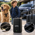 Mini traceur GPS magnétique noir avec voyant lumineux vert, présenté avec un animal, un enfant et des bagages dans une allée